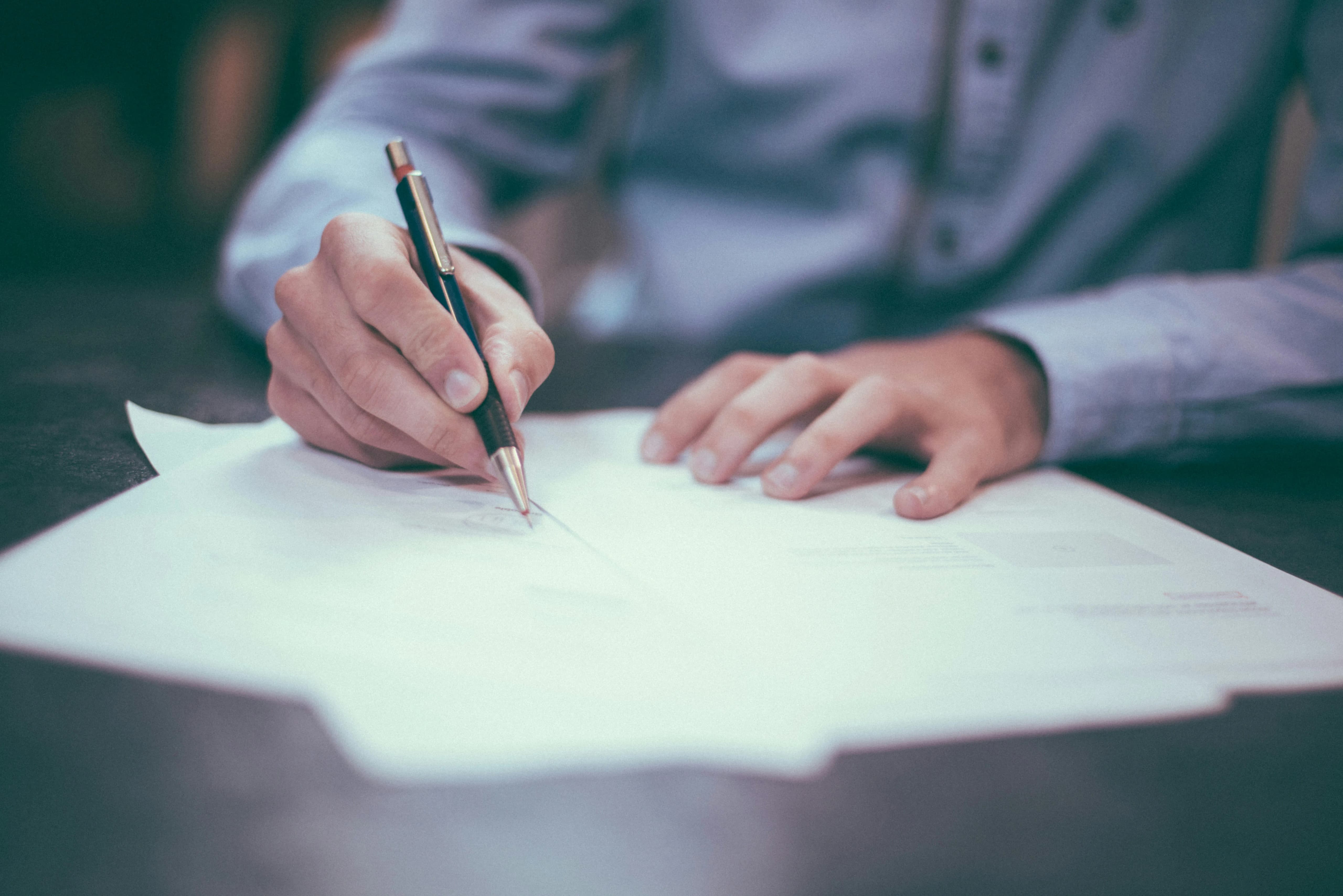 Persona redactando un documento legal